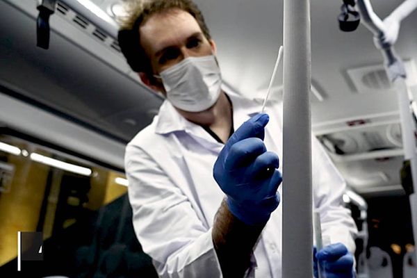 Técnico testa o tecido anticovid que foi usado para forrar o interior de ônibus, trens e metrôs, a fim de evitar a propagação do novo coronavírus