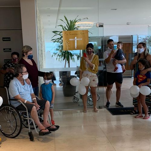 O cirurgião torácico Cláudio Laurindo chegou a ficar em coma e teve 90% do pulmão tomado pelo vírus. Ele teve alta na última sexta-feira (03) e foi recebido com homenagens no prédio onde mora
