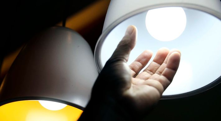 O Ministério de Minas e Energia pagará para empresas que reduzirem consumo de energia elétrica de quarto a sete horas; iniciativa para tentar reduzir o risco de apagões