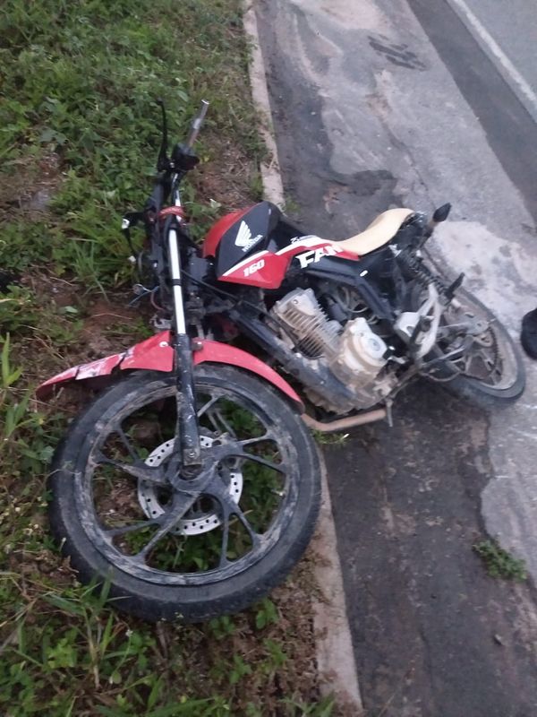 Dois homens morreram em acidente após choque de moto em poste em rodovia de Cachoeiro