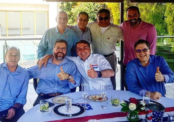 Presidente Jair Bolsonaro ao lado do filho Eduardo e os auxiliares em almoço de comemoração da independência dos Estados Unidos