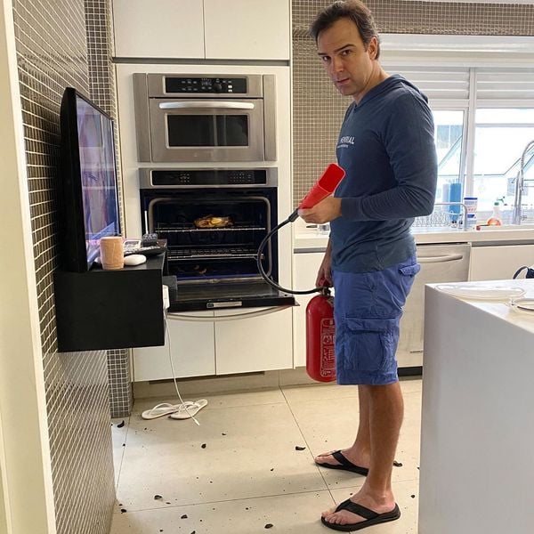Tadeu Schmidt após apagar o fogo que se formou na comida dentro do forno