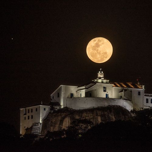 Fotógrafos de A Gazeta registraram espetáculo no céu em Vila Velha, com a lua ao lado do Convento da Penha, e na Serra