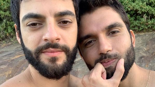 Renan Mantovanelli usou as redes sociais para se declarar para o amado, o cantor Silva, no dia em que o bonitão completou 32 anos de idade