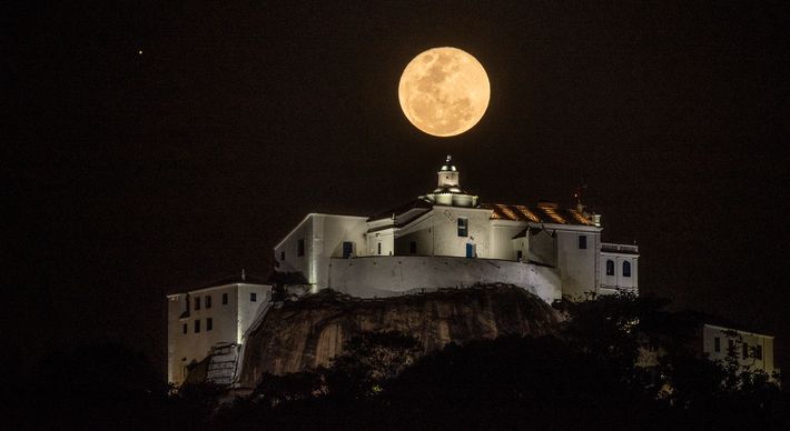 Fotógrafos de A Gazeta registraram espetáculo no céu em Vila Velha, com a lua ao lado do Convento da Penha, e na Serra