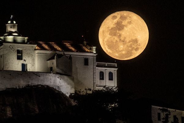 Vila Velha - ES - Lua cheia com Convento da Penha por Vitor Jubini