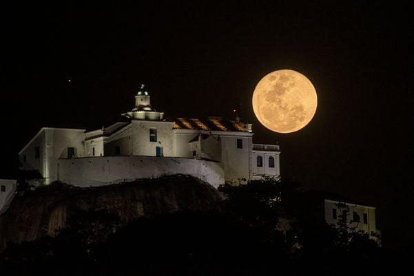 Vila Velha - ES - Lua cheia com Convento da Penha por Vitor Jubini