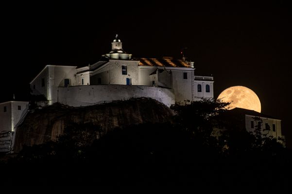 Vila Velha - ES - Lua cheia com Convento da Penha por Vitor Jubini