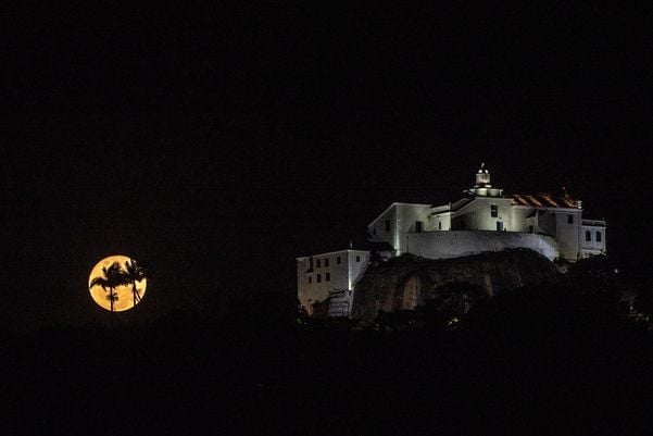 Vila Velha - ES - Lua cheia com Convento da Penha por Vitor Jubini