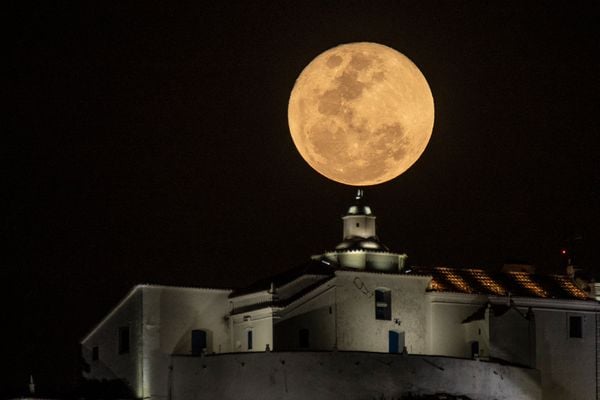 Vila Velha - ES - Lua cheia com Convento da Penha por Vitor Jubini