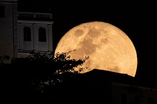 Vila Velha - ES - Lua cheia com Convento da Penha por Vitor Jubini