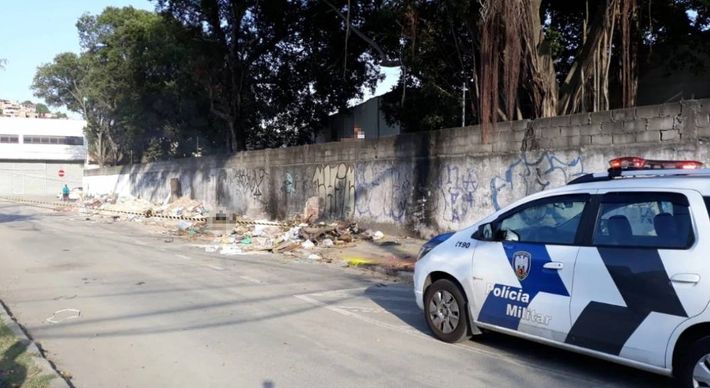 O corpo da vítima, que ainda não foi identificada, também apresentava ferimentos na cabeça, segundo policiais que atenderam a ocorrência