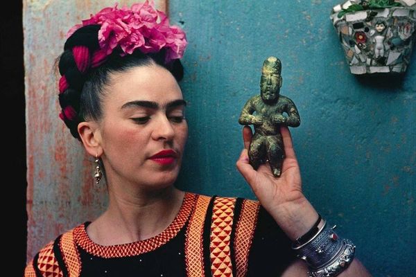 A pintora Frida Kahlo com figura Olmec, 1939