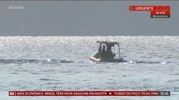 Bombeiros realizam buscas na Baía de Guanabara, no Rio de Janeiro, após queda de helicóptero
