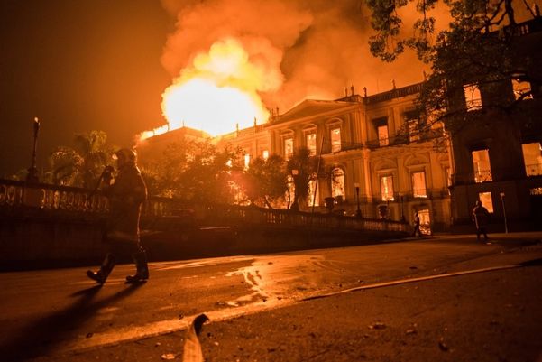Incêndio de grandes proporções atingiu o Museu Nacional na noite deste domingo (2)