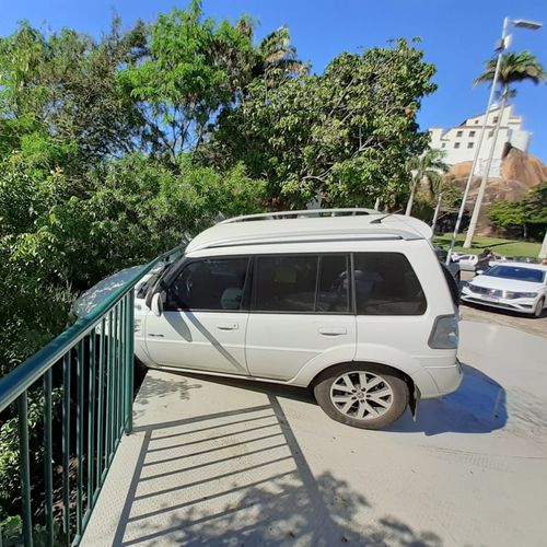 Carro bate na grade de proteção do mirante do Convento da Penha