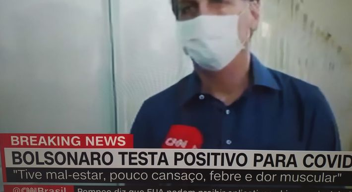 Na entrevista, Bolsonaro foi cercado por pelo menos três repórteres, além de equipes de filmagem. No fim, ele retirou a máscara, mas antes se afastou dos jornalistas