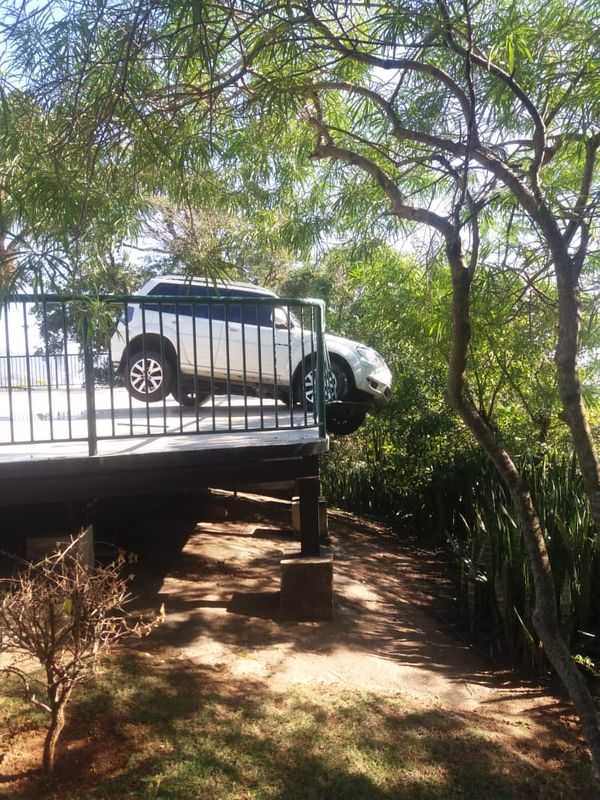 Carro bate em grade de proteção no mirante do Convento da Penha