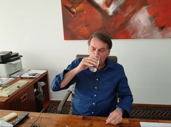 Em vídeo, Bolsonaro toma cloroquina
