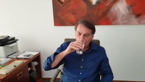Em vídeo publicado no Facebook, Bolsonaro usa e recomenda hidroxicloroquina