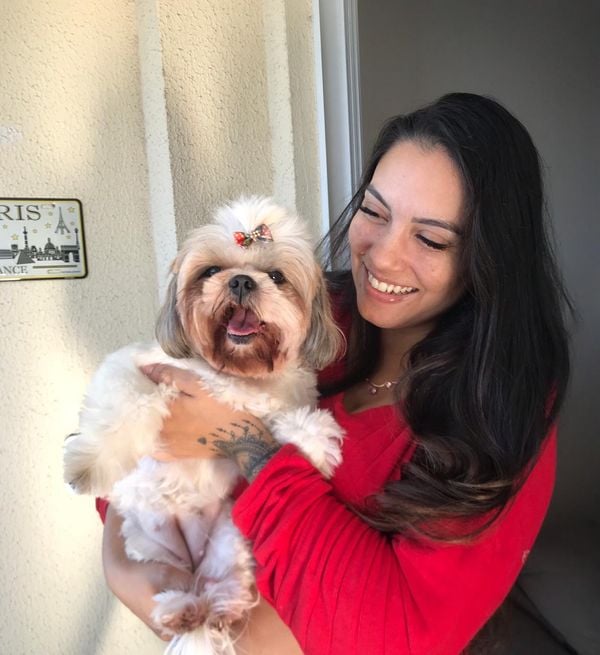 Leticia Scheletz com sua Shih Tzu