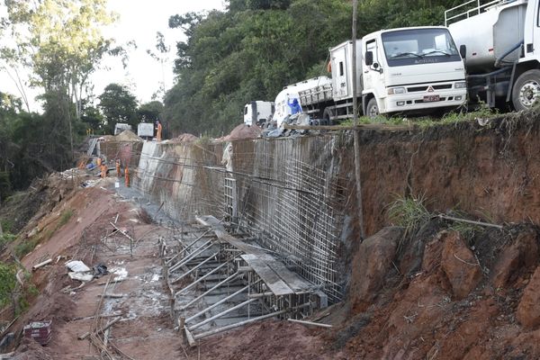 Obra de construção de uma barreira na BR 262, quilometro 26, em Viana por Carlos Alberto Silva
