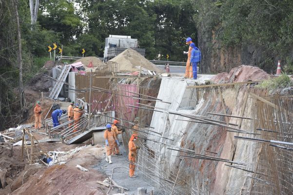 Obra de construção de uma barreira na BR 262, quilometro 26, em Viana por Carlos Alberto Silva