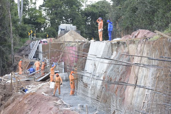 Obra de construção de uma barreira na BR 262, quilometro 26, em Viana por Carlos Alberto Silva