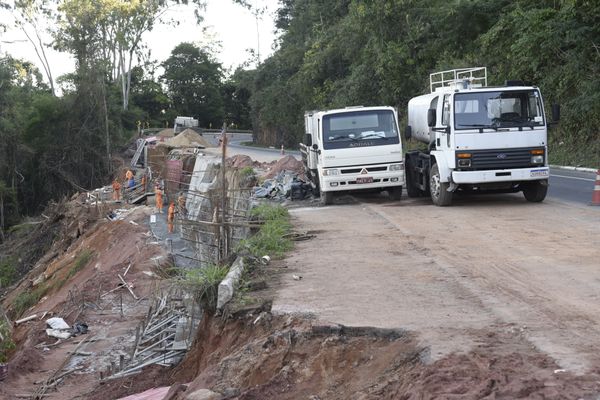 Obra de construção de uma barreira na BR 262, quilometro 26, em Viana por Carlos Alberto Silva