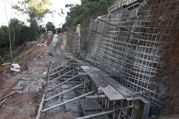 Obra de construção de uma barreira na BR 262, quilometro 26, em Viana por Carlos Alberto Silva