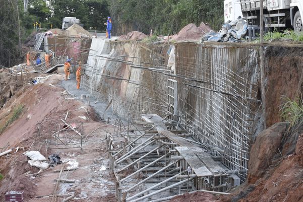 Obra de construção de uma barreira na BR 262, quilometro 26, em Viana por Carlos Alberto Silva
