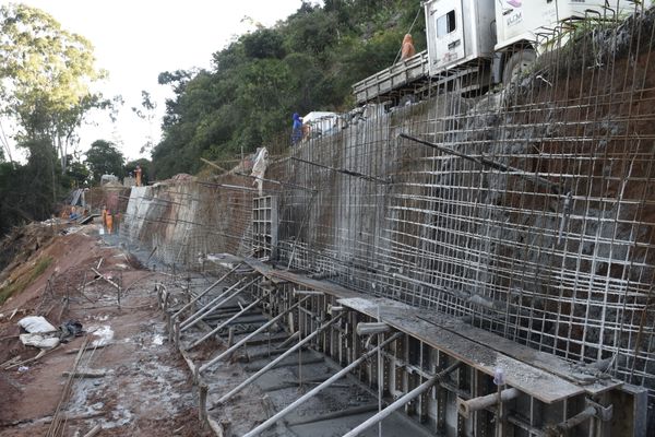 Obra de construção de uma barreira na BR 262, quilometro 26, em Viana