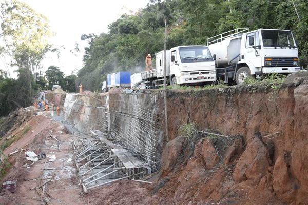 Obra de construção de uma barreira na BR 262, quilometro 26, em Viana por Carlos Alberto Silva