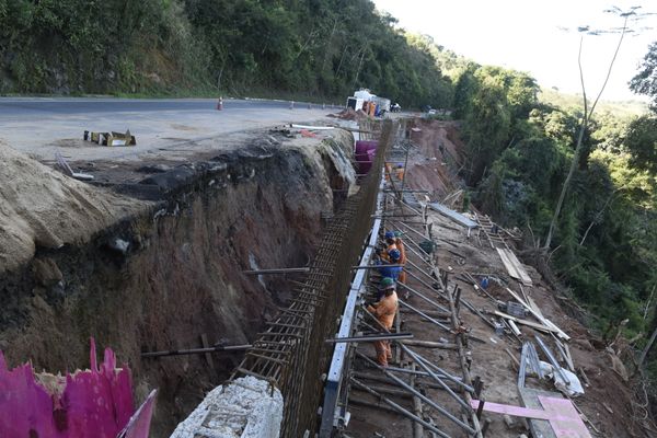 Obra de construção de uma barreira na BR 262, quilometro 26, em Viana