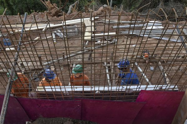 Obra de construção de uma barreira na BR 262, quilometro 26, em Viana por Carlos Alberto Silva