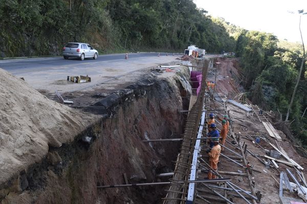 Obra de construção de uma barreira na BR 262, quilometro 26, em Viana por Carlos Alberto Silva