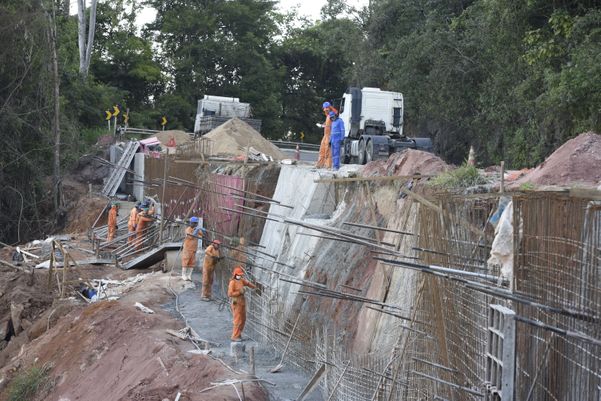 Obra de construção de uma barreira na BR 262, quilometro 26, em Viana por Carlos Alberto Silva
