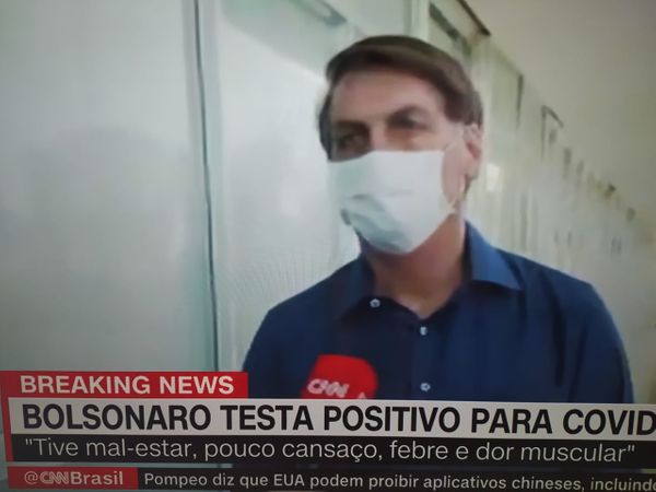 Presidente Jair Bolsonaro em entrevista à CNN Brasil em que afirmou estar com Covid-19