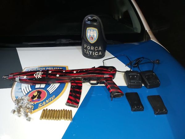 Uma carabina calibre 30 estilizada com as cores do Flamengo foi apreendida pela polícia, em Cariacica