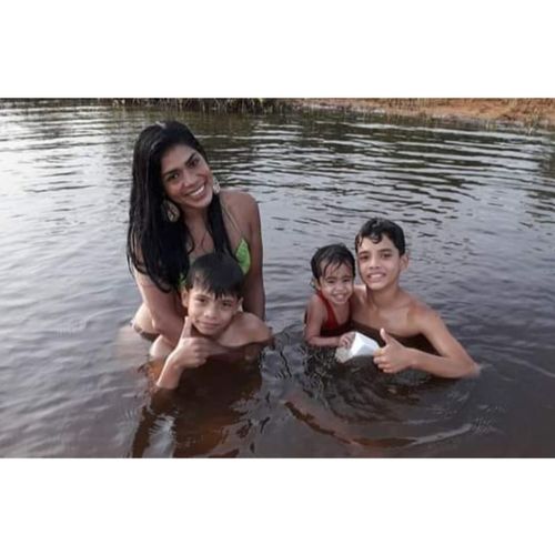 A indígena Jacieli Ramos Bolonese, fala do trauma que sofreu após receber o feto do filho em um pote de plástico improvisado, feito com uma garrafa de soro, após sofrer um aborto espontâneo e receber atendimento médico
