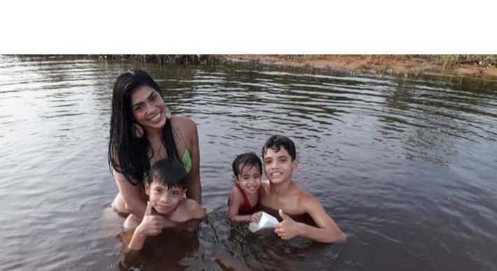 A indígena Jacieli Ramos Bolonese, fala do trauma que sofreu após receber o feto do filho em um pote de plástico improvisado, feito com uma garrafa de soro, após sofrer um aborto espontâneo e receber atendimento médico