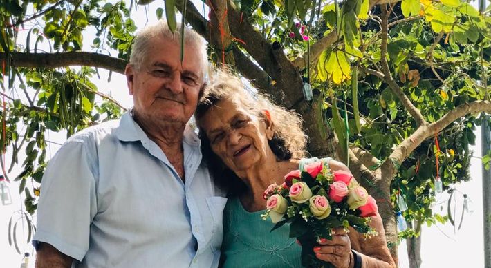 Neusa Pereira Borges, de 77 anos, passou longas semanas internada. Após alta médica, ela recebeu uma surpresa romântica feita por Durval Borges, com quem é casada há 60 anos