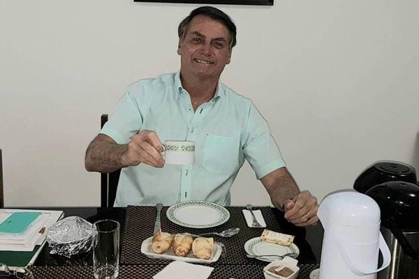 Bolsonaro aparece sorrindo em foto com uma xícara de café na mão 