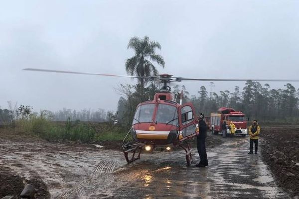 Homens são resgatados de helicóptero após ficarem ilhados em Timbé do Sul, em Santa Catarina