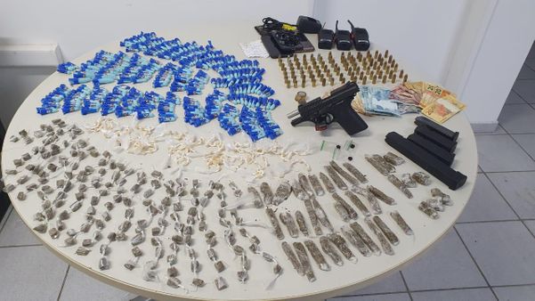 Munições e drogas apreendidas pela polícia durante operação na Serra