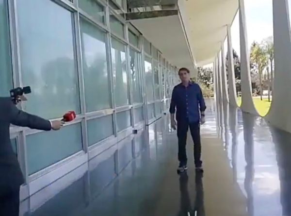 O presidente Jair Bolsonaro tirou a máscara durante a entrevista em que anunciou estar com a Covid-19