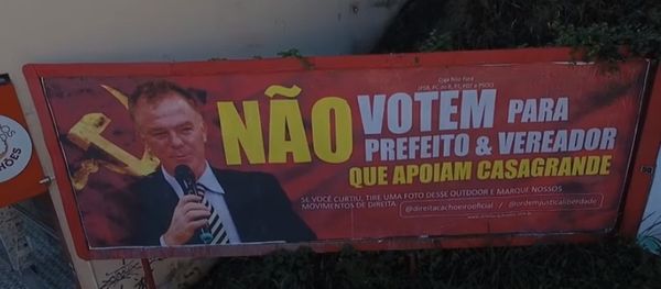 Outdoor colocado em Cachoeiro de Itapemirim pede que eleitores não votem em aliados do governador