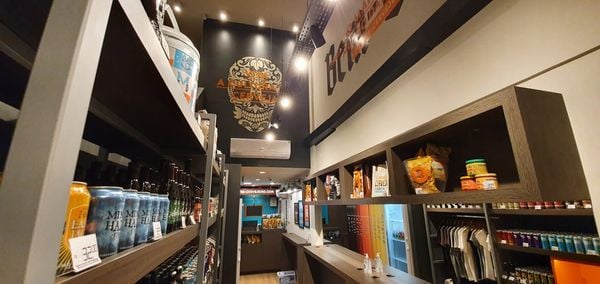Ambiente interno da loja Mestre Cervejeiro, em Jardim da Penha
