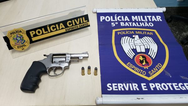 Com o criminoso foi apreendido um revólver e três munições.