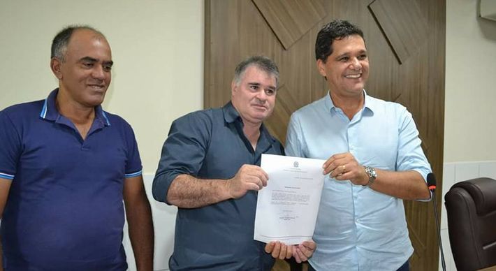 Em sessão da Câmara nesta sexta-feira, parlamentares propuseram modificação na Lei Orgânica para regulamentar casos em que o vice-prefeito precisar se afastar. Proposta ainda será votada